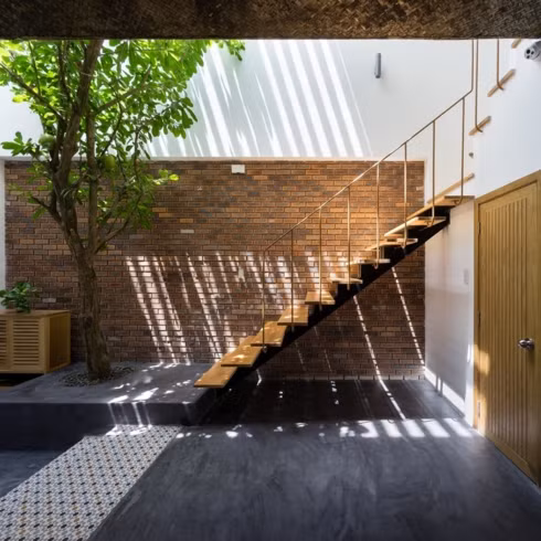  Nhờ mái che và cây bưởi mà ánh sáng chiếu xuống nhà có chọn lọc không quá sáng cũng không quá tối.