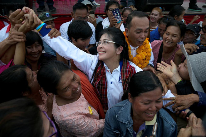 Bà Sudarat Keyuraphan, ứng cử viên của đảng Pheu Thai, vẫy chào người ủng hộ trong một cuộc mít tinh tranh cử.