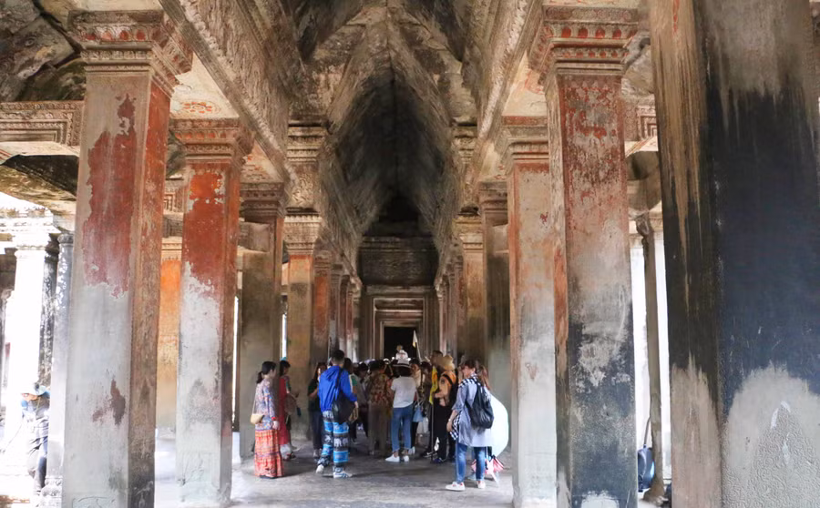 Bên trong hành lang trần cột đều được điêu khắc trạm trổ rất đẹp. Ảnh: Quang Tấn