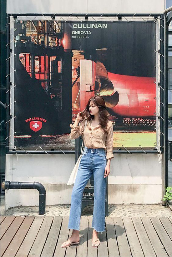  Ngoài các kiểu áo thun in logo ăn khách, jeans còn được mix-match linh hoạt cùng các kiểu sơ mi.