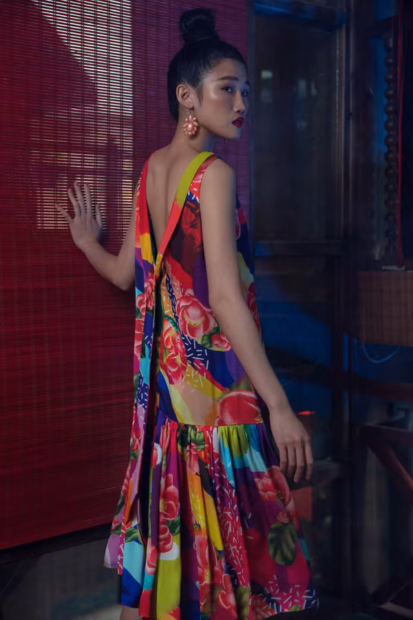 Song song với việc đầu tư cho gam màu và họa tiết, Vũ Ngọc & Son cũng không quên áp dụng các kỹ thuật dập ly, xếp nếp, tạo khối để tô điểm cho váy mùa hè.