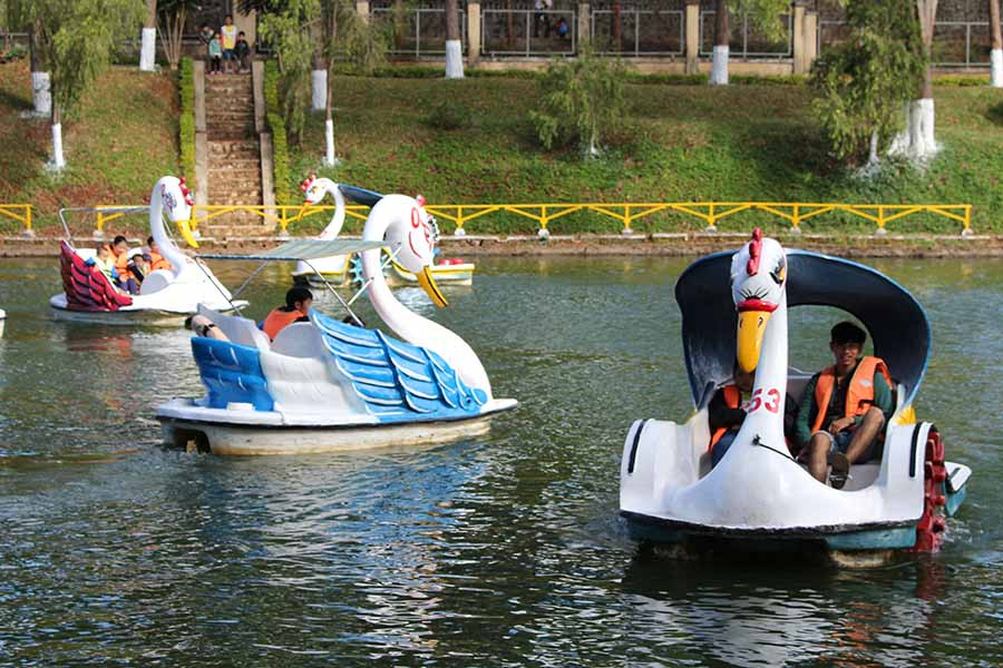 Nhiều dịch vụ vui chơi tại Công viên Diên Hồng thu hút du khách. Ảnh: Thủy Bình Nhiều dịch vụ vui chơi tại công viên Diên Hồng thu hút du khách. Ảnh: Thủy Bình