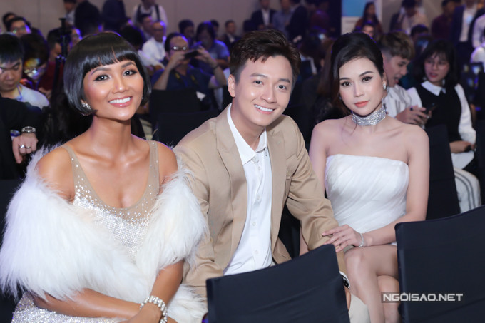  'Chàng Bắp' vui khi được ngồi giữa hai người đẹp H'Hen Niê và Sam.