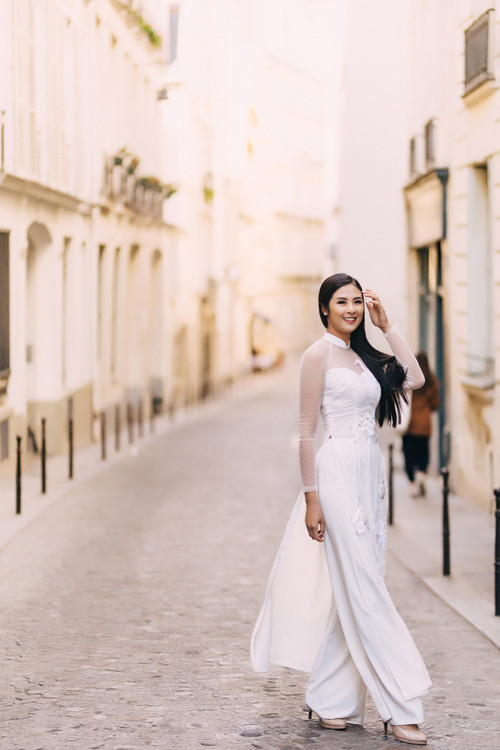 Nàng nên kết hợp quần trắng để tạo sự đồng điệu cho bộ áo dài.  Nàng nên kết hợp quần trắng để tạo sự đồng điệu cho bộ áo dài.