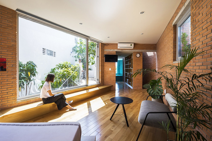 Để tiết kiệm kinh phí, các KTS chọn gạch nung là vật liệu hoàn thiện, vừa tạo cảm giác thô mộc gần gũi, vừa là điểm nhấn cho ngôi nhà. Để tiết kiệm kinh phí, các KTS chọn gạch nung là vật liệu hoàn thiện, vừa tạo cảm giác thô mộc gần gũi, vừa là điểm nhấn cho ngôi nhà.