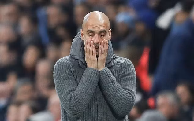 HLV Pep Guardiola đang gặp khó khăn ở giai đoạn nước rút. Ảnh: DM
