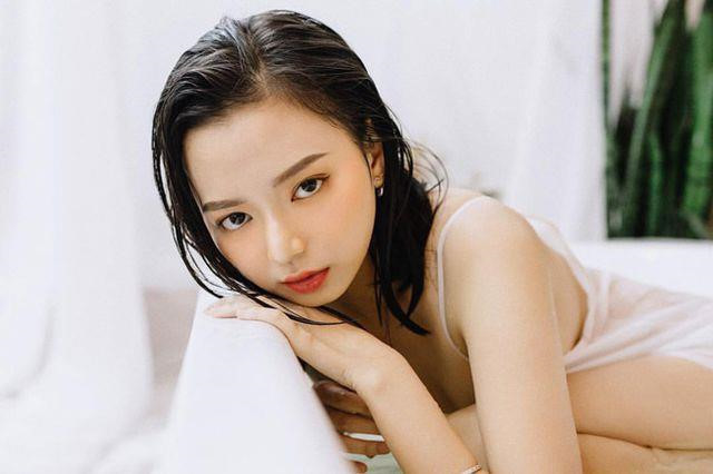  Dưới những bức ảnh gợi cảm của hot girl trên mạng, bên cạnh những bình luận khen ngợi vẻ đẹp của cô, có không ít ý kiến chê bai với lời lẽ khiếm nhã. 