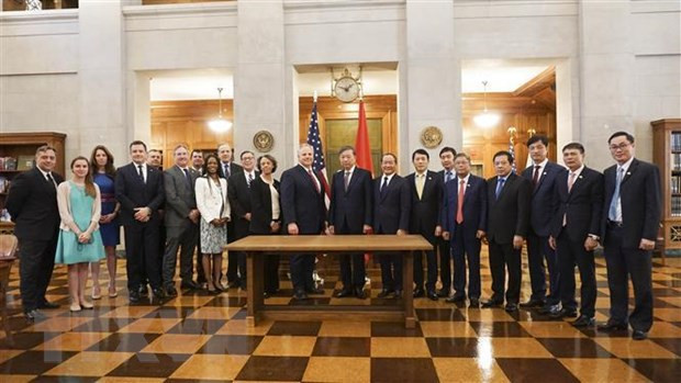 Đại tướng Tô Lâm, Ủy viên Bộ Chính trị, Bộ trưởng Bộ Công an Việt Nam chụp ảnh lưu niệm với Bộ trưởng Bộ Nội vụ Hoa Kỳ Davis Bernhardt. (Ảnh: TTXVN) Đại tướng Tô Lâm, Ủy viên Bộ Chính trị, Bộ trưởng Bộ Công an Việt Nam chụp ảnh lưu niệm với Bộ trưởng Bộ Nội vụ Hoa Kỳ Davis Bernhardt. (Ảnh: TTXVN)