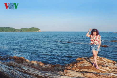 Sau khi có điện lưới quốc gia năm 2013, du lịch Cô Tô có bước phát triển mạnh mẽ với khoảng 300.000 lượt khách, trong đó khách quốc tế hơn 4.500 lượt, đạt doanh thu 500 tỷ đồng.