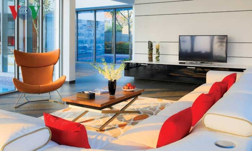 Màu sắc của ngôi nhà chủ đạo là trắng và xanh gợi sự khoáng đạt và mênh mông của đại dương, song ở một số góc được điểm sắc đỏ đầy ấn tượng.  Màu sắc của ngôi nhà chủ đạo là trắng và xanh gợi sự khoáng đạt và mênh mông của đại dương, song ở một số góc được điểm sắc đỏ đầy ấn tượng.