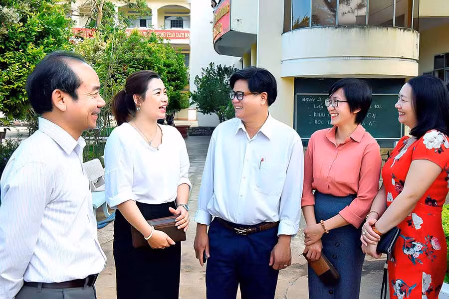  Tiến sĩ Nguyễn Thái Bình (giữa) trao đổi công việc cùng công chức, viên chức nhà trường. Ảnh: ĐỨC THỤY