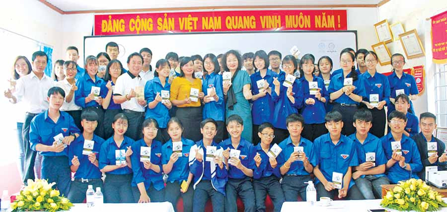  Tủ sách “Nền tảng đổi đời” được Thư viện tỉnh chia sẻ ngay cho bạn đọc. Ảnh: N.B