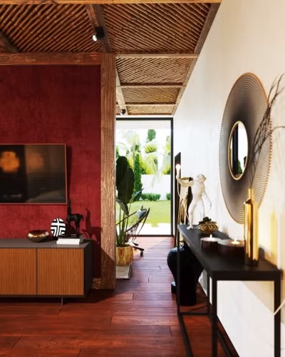 Chủ nhân là người rất thích sưu tầm các tác phẩm nghệ thuật nên trong nhà luôn hiện hữu những góc sưu tầm độc đáo.