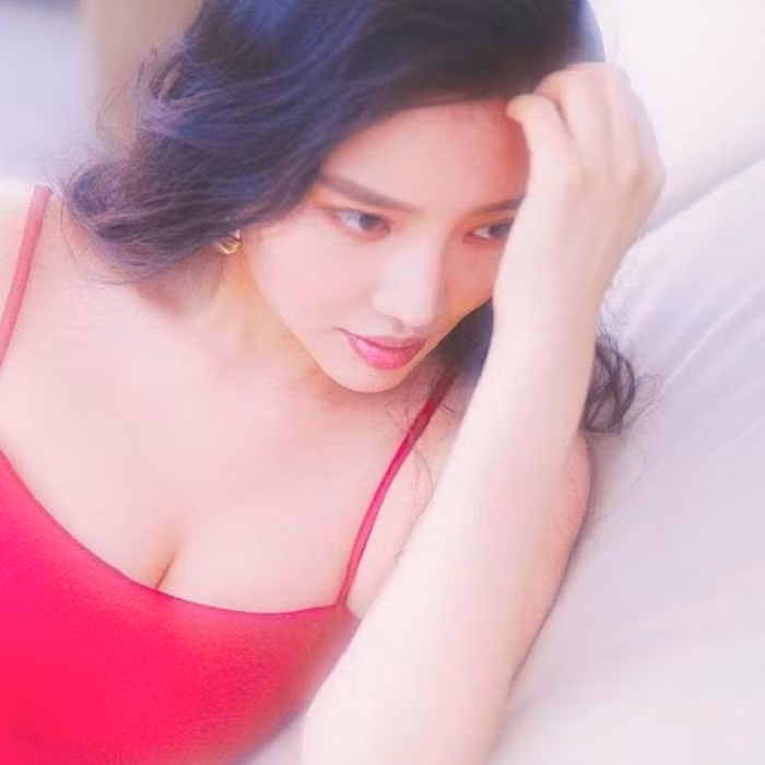 Tiếp theo, vào mỗi sáng, cô uống 1 cốc nước ép dưa chuột. Thói quen vừa giúp giảm cân lại làm đẹp da mà không ảnh hưởng đến vòng ngực.