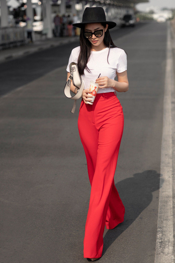 Vẫn sử dụng mẫu quần suông tôn dáng, nhưng người đẹp giúp mình nổi bật hơn với tông đỏ bắt mắt.