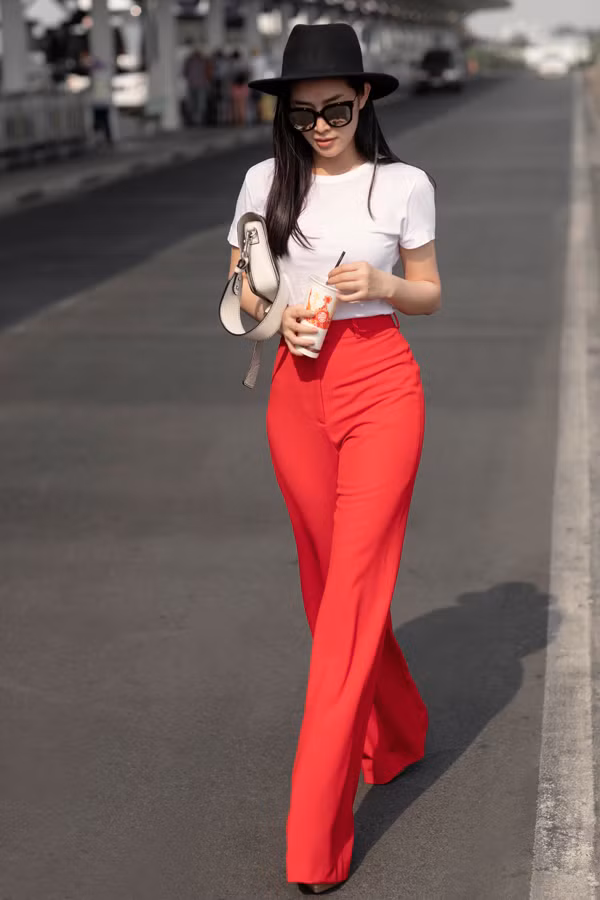 Vẫn sử dụng mẫu quần suông tôn dáng, nhưng người đẹp giúp mình nổi bật hơn với tông đỏ bắt mắt.