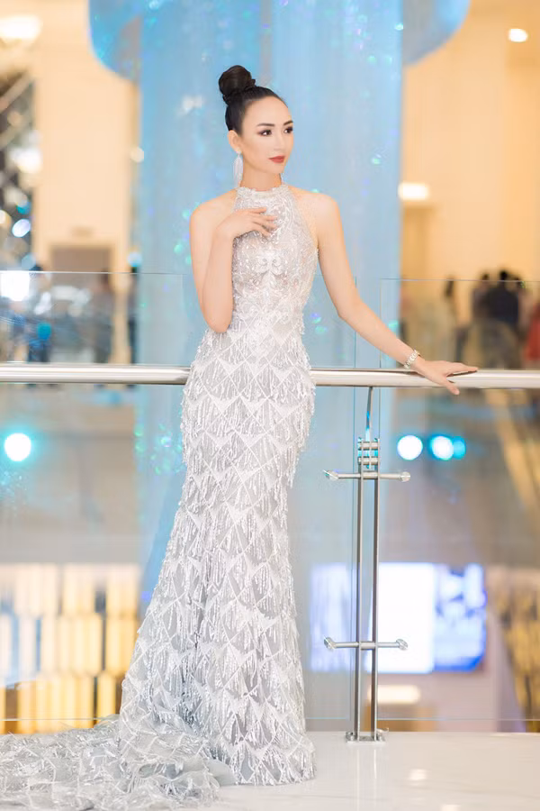 Ở một sự kiện khác, Ngọc Diễm tiếp tục ghi điểm khi diện thiết kế đuôi cá ánh bạc kiêu kỳ, tôn lên số đo ba vòng 84-62-96 cm.