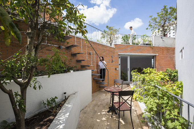 Khoảng sân thượng là điểm bạn nhất định phải ghé qua khi tới ngôi nhà này. Không gian thoáng mát, có thể thoải mái ngồi nghỉ ngơi, hay trồng cây, đi bộ. Bản thân kết cấu căn nhà chứa khoảng 50 m2 đất cây xanh. Khoảng sân thượng là điểm bạn nhất định phải ghé qua khi tới ngôi nhà này. Không gian thoáng mát, có thể thoải mái ngồi nghỉ ngơi, hay trồng cây, đi bộ. Bản thân kết cấu căn nhà chứa khoảng 50 m2 đất cây xanh.