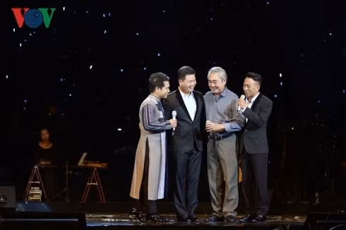 NSND Quang Thọ và bộ ba Trọng Tấn - Đăng Dương - Việt Hoàn trong một liveshow nhạc cách mạng.