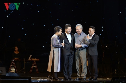 NSND Quang Thọ và bộ ba Trọng Tấn - Đăng Dương - Việt Hoàn trong một liveshow nhạc cách mạng. NSND Quang Thọ và bộ ba Trọng Tấn - Đăng Dương - Việt Hoàn trong một liveshow nhạc cách mạng.