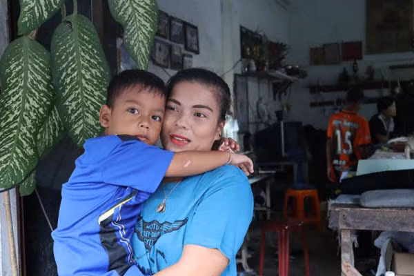  Hình ảnh cậu bé sau 1 ngày phẫu thuật nhổ bỏ 18 chiếc răng.