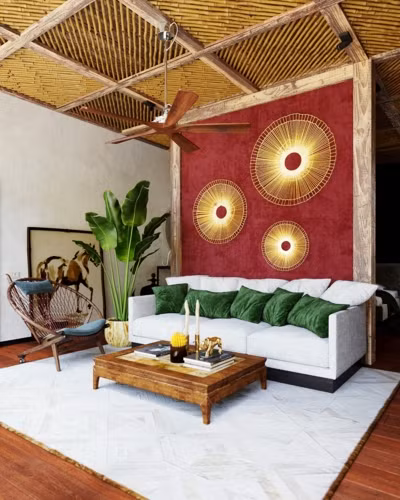  Do được thiết kế theo kiểu mở nên căn biệt thự vẫn luôn đầy đủ ánh sáng và gió, một chiếc quạt trần bằng gỗ giúp làm mát phòng vào mùa hè.