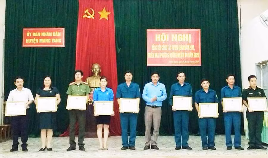  Khen thưởng những cá nhân có thành tích xuất sắc trong công tác tuyển quân năm 2019. Ảnh: Hà Phương