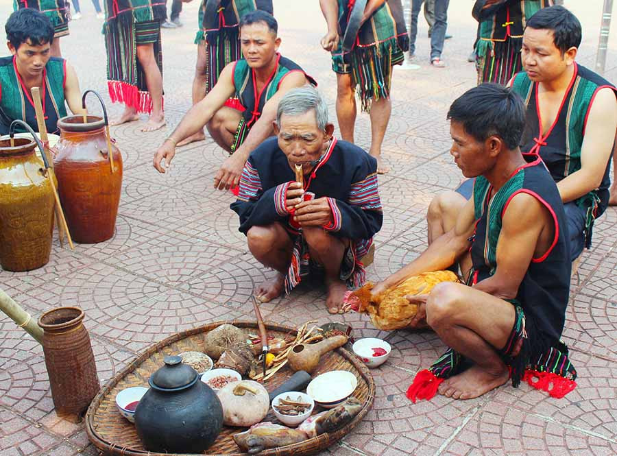  Thầy cúng thổi ống tre để gọi hồn lúa. Ảnh: D.Y.T