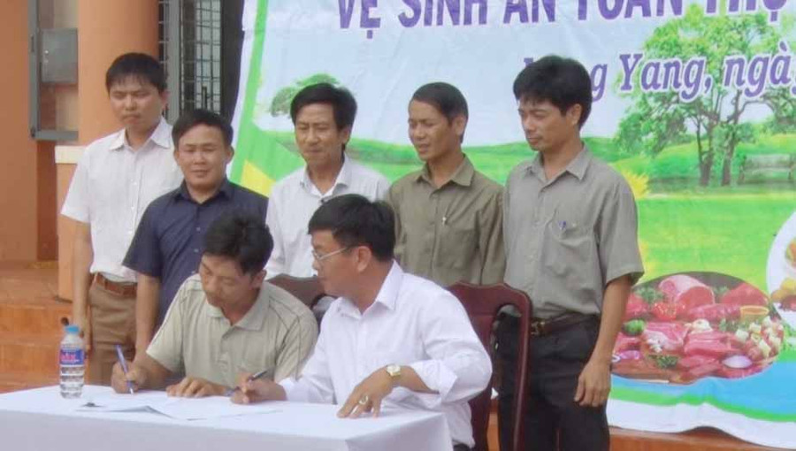 Hộ kinh doanh ký cam kết trách nhiệm VSATTP. Ảnh: Hà Xuyên