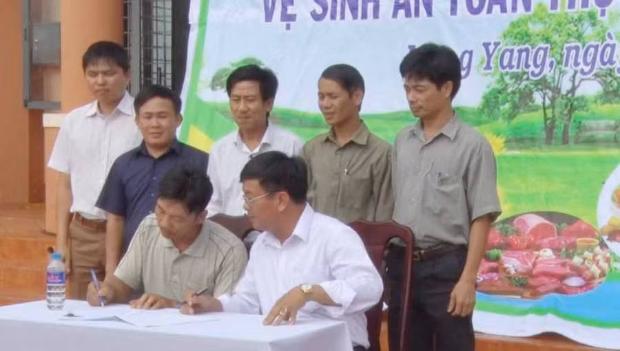 Hộ kinh doanh ký cam kết trách nhiệm VSATTP. Ảnh: Hà Xuyên