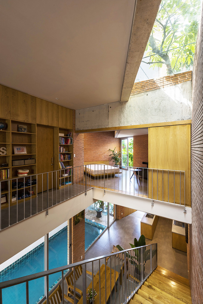 Nhà được thiết kế dạng ống nhưng các khoảng lệch tầng, đặc biệt là hành lang kiêm giếng trời khiến ngôi nhà luôn ngập tràn ánh sáng. Không gian giữa tầng trệt và tầng một theo kết cấu mở, để các thành viên trong gia đình dễ dàng kết nối với nhau hơn. Nhà được thiết kế dạng ống nhưng các khoảng lệch tầng, đặc biệt là hành lang kiêm giếng trời khiến ngôi nhà luôn ngập tràn ánh sáng. Không gian giữa tầng trệt và tầng một theo kết cấu mở, để các thành viên trong gia đình dễ dàng kết nối với nhau hơn.