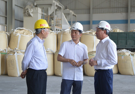 Bộ trưởng Bộ Công Thương Trần Tuấn Anh (giữa) thị sát khu vực sản xuất Alumin