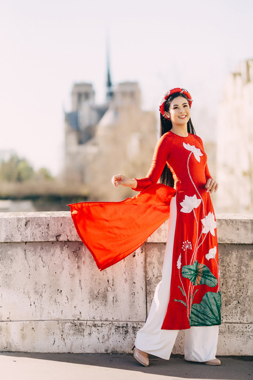 Họa tiết hoa sen trắng và lá sen xanh nổi bật trên tà áo dài đỏ. Mỗi thiết kế được tạo ra đều là quá trình tâm huyết và sáng tạo của NTK, mang đến sự quyến rũ nhưng vẫn kín đáo cho cô dâu Á đông. Họa tiết hoa sen trắng và lá sen xanh nổi bật trên tà áo dài đỏ. Mỗi thiết kế được tạo ra đều là quá trình tâm huyết và sáng tạo của NTK, mang đến sự quyến rũ nhưng vẫn kín đáo cho cô dâu Á đông.