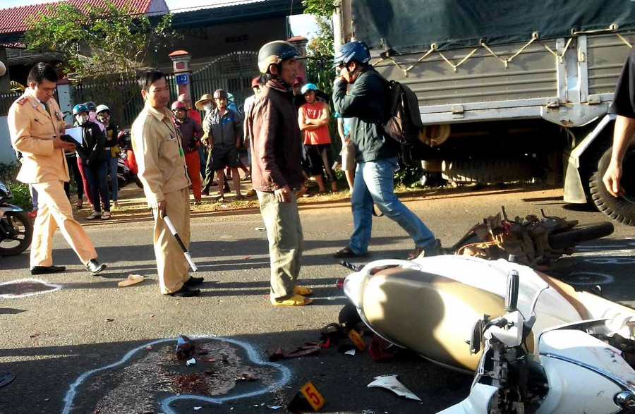 Cảnh sát giao thông đang làm rõ một vụ TNGT xảy ra trên Quốc lộ 14. Ảnh: Lê Hòa 