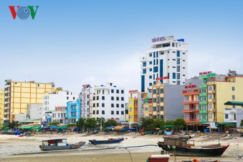  Đáp ứng nhu cầu phát triển, Cô Tô hiện nay đã đầu tư nhiều khách sạn từ 1-3 sao, nhà hàng phục vụ các đặc sản tươi ngon, hấp dẫn như mực một nắng, sứa, tôm, ghẹ, cù kỳ...