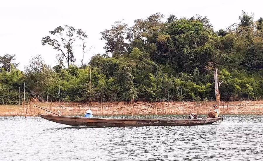  Thuyền độc mộc của người dân xã Ia Khai. Ảnh: N.T