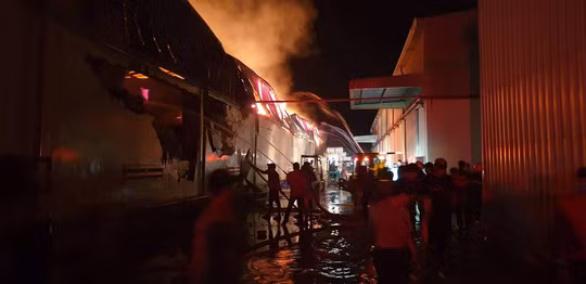  Lực lượng chữa cháy huy động nhiều lực lượng dập tắt lửa