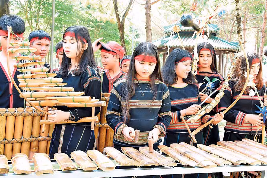  Các nghệ nhân biểu diễn hòa tấu nhạc cụ dân tộc tại hội thi. Ảnh: Đ.T