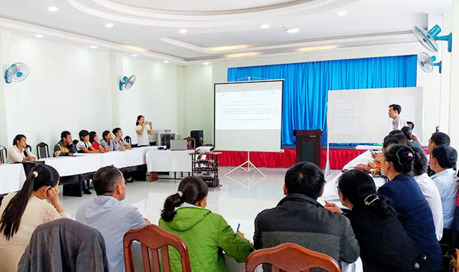 Tập huấn kỹ năng truyền thông thay đổi hành vi cho cán bộ y tế các xã trọng điểm về sốt rét trên địa bàn tỉnh. Ảnh: N.N