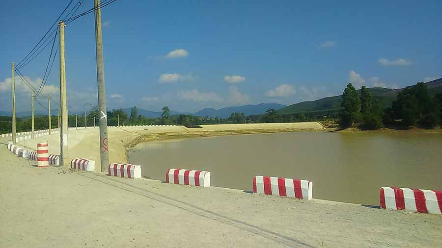  Hồ chứa nước phục vụ sản xuất của dân làng Đê Chơ Gang. Ảnh: N.T