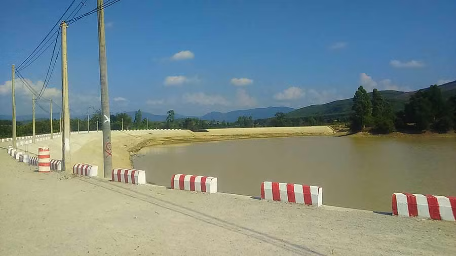  Hồ chứa nước phục vụ sản xuất của dân làng Đê Chơ Gang. Ảnh: N.T