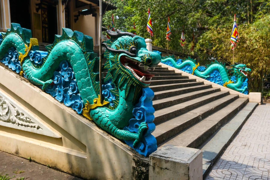 Hai bên các bậc đá lên xuống đều có đôi rồng chầu uy nghi như các cung điện trong kinh thành Huế. Hai bên các bậc đá lên xuống đều có đôi rồng chầu uy nghi như các cung điện trong kinh thành Huế.