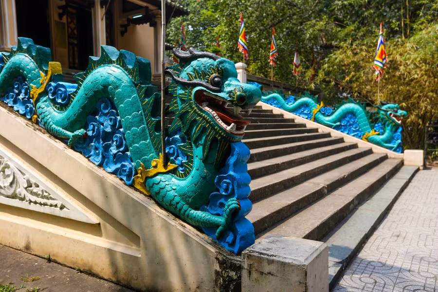 Hai bên các bậc đá lên xuống đều có đôi rồng chầu uy nghi như các cung điện trong kinh thành Huế.