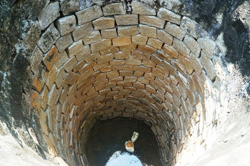 Giếng cổ hiện không còn được dùng. Ảnh: Phạm Linh.