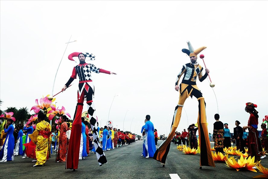 Một tiết mục biểu diễn đi cà kheo của các nghệ sĩ quốc tế. Ảnh: CTV