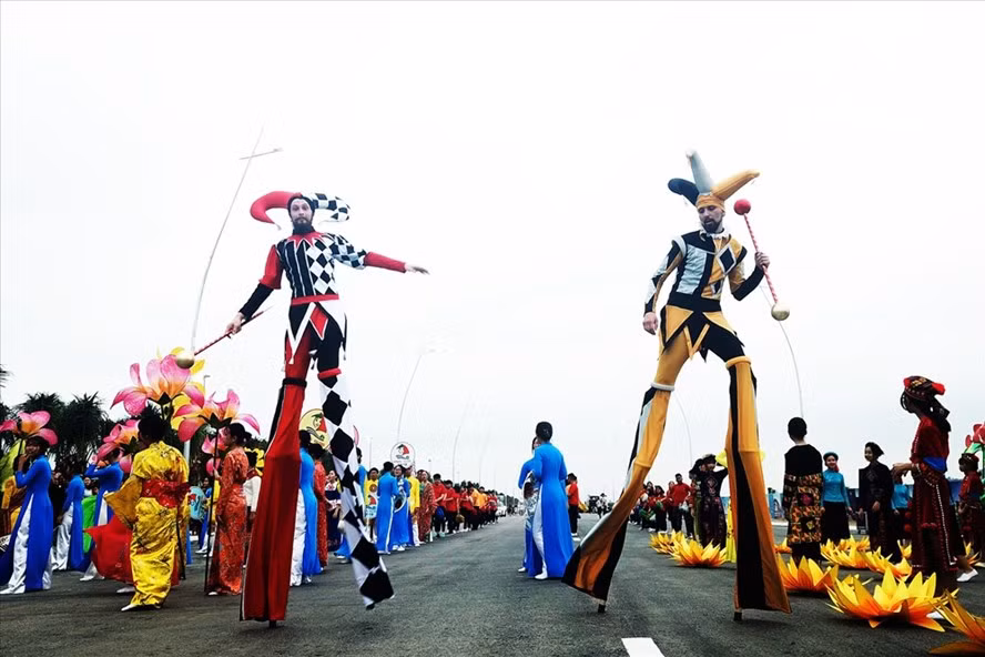 Một tiết mục biểu diễn đi cà kheo của các nghệ sĩ quốc tế. Ảnh: CTV