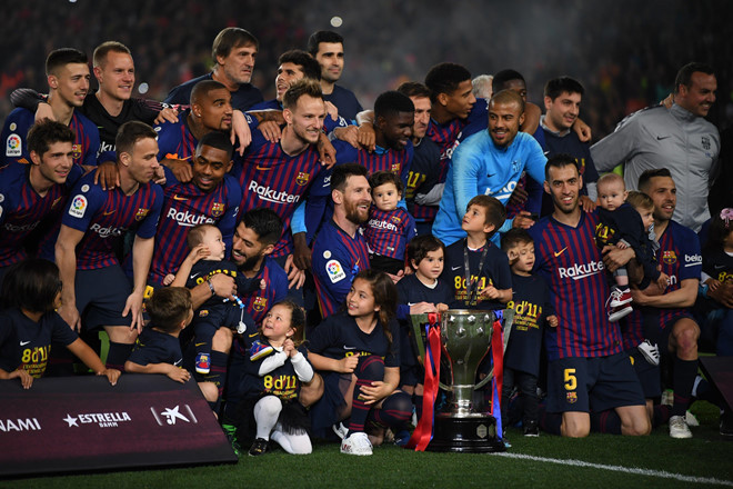 Các cầu thủ Barca nhận cúp ngay sau trận đấu với Levante. Ảnh: Getty.