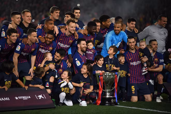 Các cầu thủ Barca nhận cúp ngay sau trận đấu với Levante. Ảnh: Getty.
