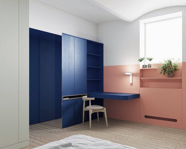 Bàn làm việc gắn vào tường và đặt gần cửa sổ để lấy ánh sáng. Bàn làm việc gắn vào tường và đặt gần cửa sổ để lấy ánh sáng.