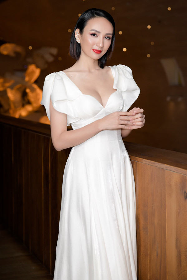 Một ngày trước đó, Hoa hậu Du lịch 2008 tham dự show thời trang của NTK Lê Thanh Hòa. Cô gây bất ngờ với hình ảnh trẻ trung nhưng không mất đi nét gợi cảm thường thấy. Một ngày trước đó, Hoa hậu Du lịch 2008 tham dự show thời trang của NTK Lê Thanh Hòa. Cô gây bất ngờ với hình ảnh trẻ trung nhưng không mất đi nét gợi cảm thường thấy.
